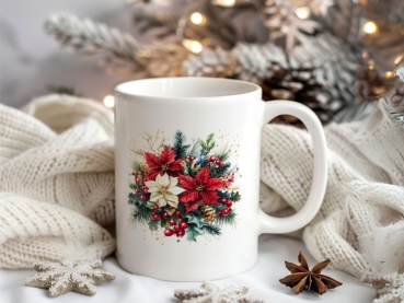 Weihnachtstasse mit festlichem Design aus Stechpalme, Weihnachtsstern und winterlichen Zweigen. Perfekt für heiße Getränke in der Weihnachtszeit, umgeben von weihnachtlicher Dekoration.